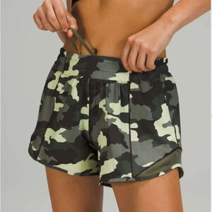 ! Lululemon 🍋 Hotty Hot Low Rise Short 4" Inseam Size 2 Camouflag